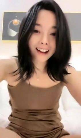 Enjoy watching the HD scene of : Aziatisch meisje verdiend bij terwijl haar vriend