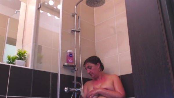 Stream HD clip of : watching curvy mom in shower