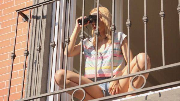 Play the complete video called : I spy on my nude neighbor and now I really want to lick her