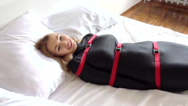 Enjoy watching complete scene named : Amateur Masturbates With Beer More Webcamgirls - Horny Blonde