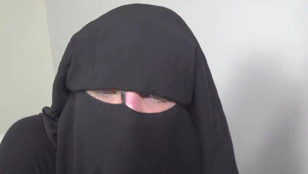 Muslim babe gets given a special gift - upornia.com - Czech Republic on pornsfind.com