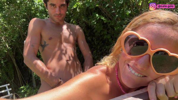 Play the complete video : Vestida Con Freutoy En El Jardin, Para Guardar El Creampie En Mi Culo!