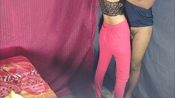 Enjoy watching this full clip called : Ladies Tailor Ne Ki Gand Me Ungli Or Fir Hue Jamkar Chudai