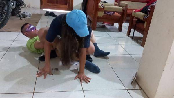 Play full movie of : Los Hermanastros Se Retan Y El Primero Que Tenga Un Orgasmo Pierde El Reto!!!!