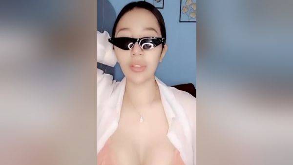 Enjoy watching uncut movie called : Asian Milf In Kamu Mau Ga Digoyang Kaya Gini Sampe Crot Di Dalem Memek Aku
