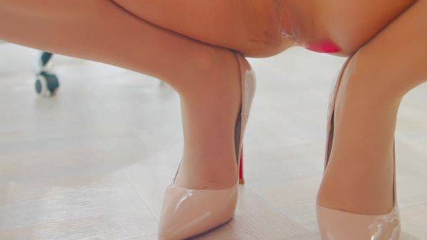 View this hardcore clip called : Rubbing My Pussy In The Office And Sitting In Wet Pantyhose