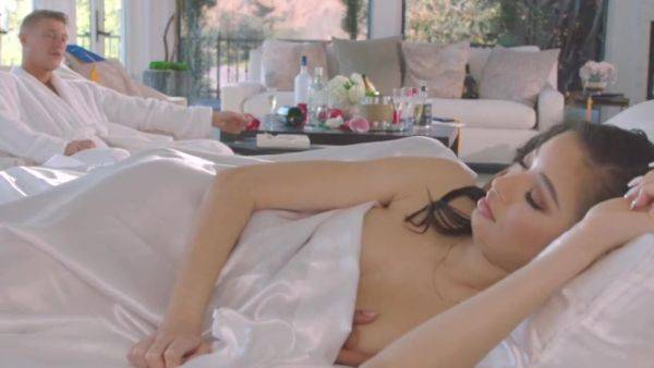 Play this complete movie of : college celebrations style