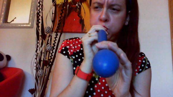 Nicoletta gioca con questi grandi palloncini fino a venire in un fantastico orgasmo - European - xhand.com on pornsfind.com