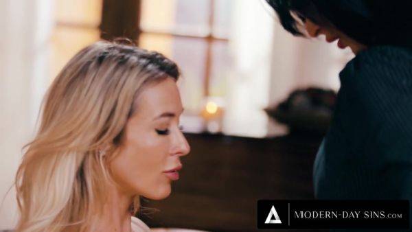 View uncut clip of : MODERN-DAY SINS - Aiden Ashley Moves On With INTENSE SEX & SQUIRTING With Dirty Therapist Lily Lane