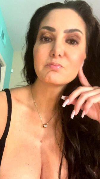 Play this hardcore video : Big boobs milf masturbates with her dildo