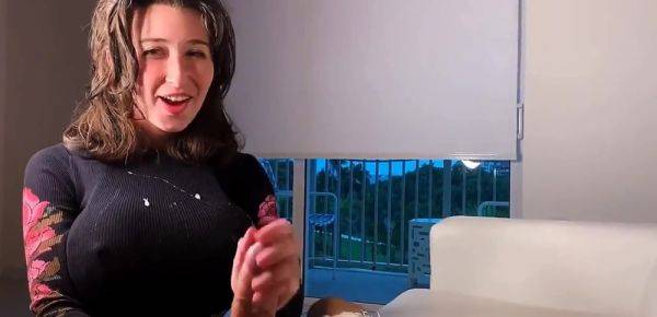 View complete scene : elle bave comme une chienne en lui suçant la queue