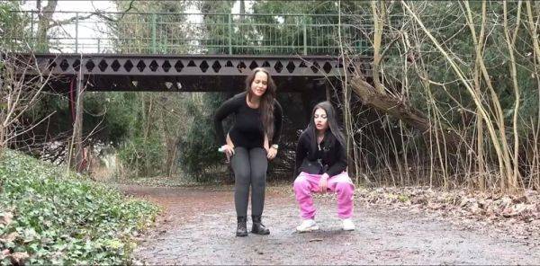 Play the HD clip : pissing together