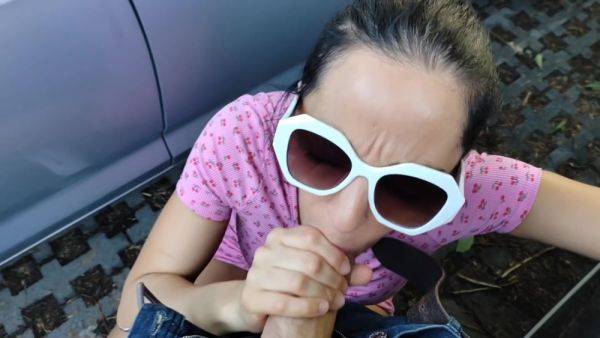 View this hardcore movie called : Inizia Succhiare E Vuole Essere Scopata In Pieno Centro Mentre U Guardone Si Ferma A Farci Compagnia