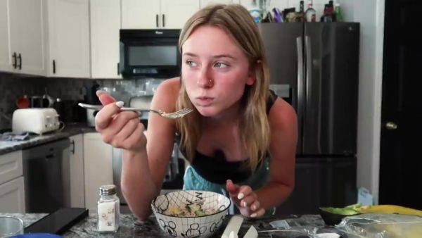 Play this complete scene of : Cooking With Audra What I Eat In A Day! Audra Miller