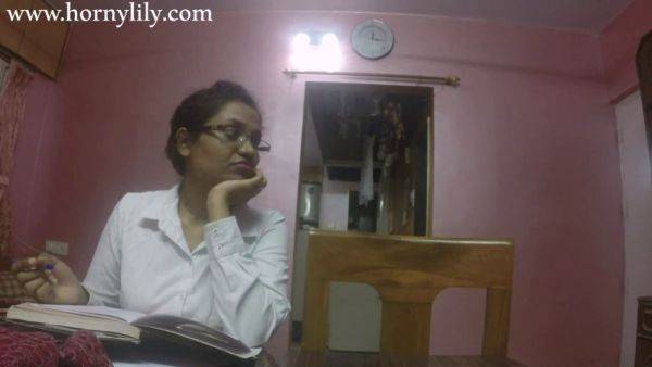 Horny Indian secretary with big boobs gets horny in the office - sexu.com - India on pornsfind.com