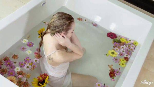 View the HD movie named : Scarlett Sage gets naughty in the bath with her in-the-bath twistys video