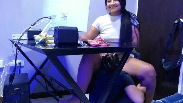 Play uncut video : En Clases Virtuales Llega Mi Companera A Mi Habitacion A Lamerme El Cono