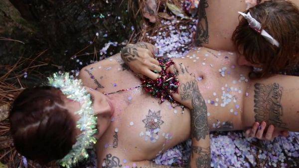 Stream uncut video called : Outdoor Pool Female Threesome