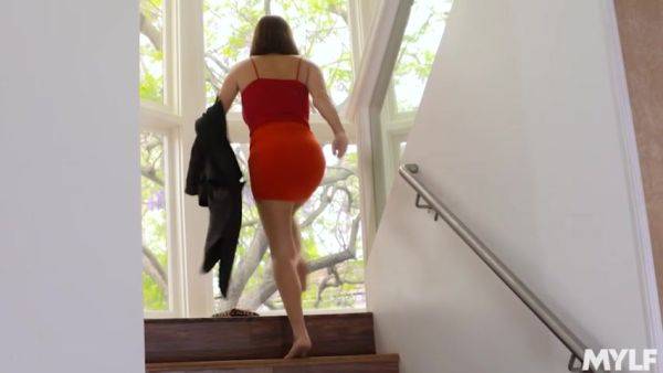 Play the complete clip : Mature And Seductive - MYLF