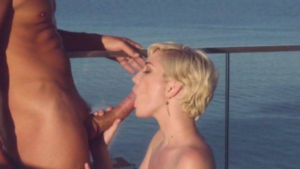 Play uncut movie : anonymous sex is always best on vacation