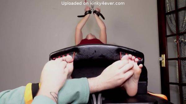 View the hardcore scene of : Queen Dalvina Ticklish Feet