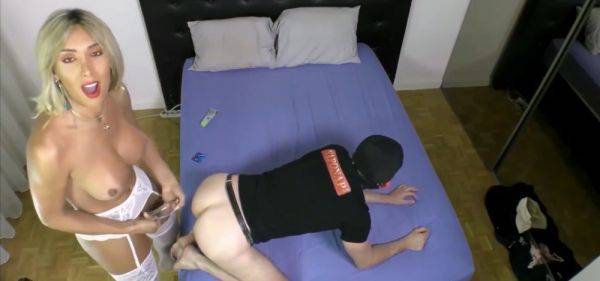 Enjoy watching the uncensored video of : sodomisée par une superbe transexuelle ( pornhat)