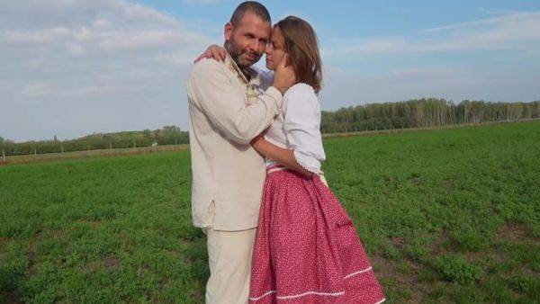 Stream this complete video : Vintage lady on the glass land