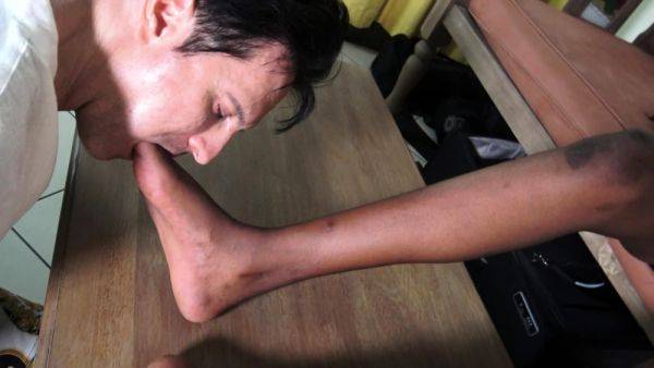 View complete video of : ebony dirty feet