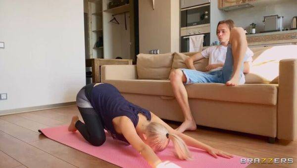 View this uncut movie named : Eva Elfie's Big Tit Downward Dog / 16.9.2020