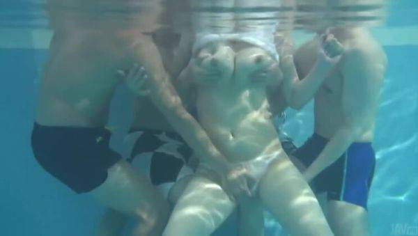 Play the complete movie : Attractive buxom mature lady Suzuna Komiya providing a sizzling hot blowjob