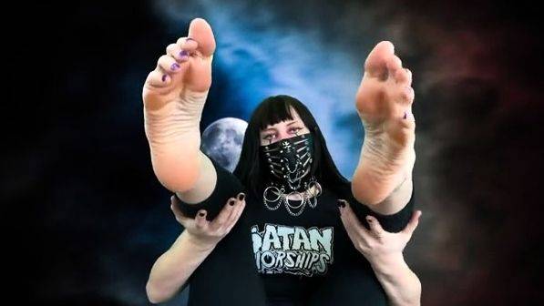 Play the full clip of : Exotic brunette hardcore foot fetish fuck