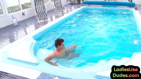 View this HD movie of : Pegging CFNM babes in heels fuck sissy in 3way with strapon