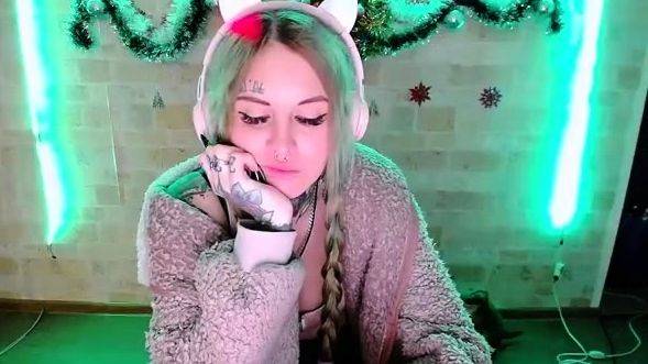 View the hardcore movie : Blonde teen with huge breast masturbating on webcam