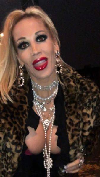 Enjoy watching HD movie : Brunette amateur babe strips off and masturbates