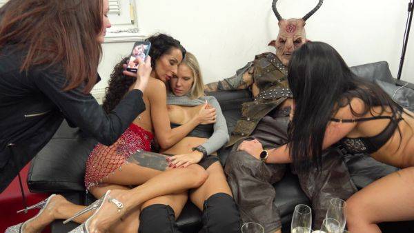 Stream the uncut clip named : Mask MEGA ORGY at Swingers