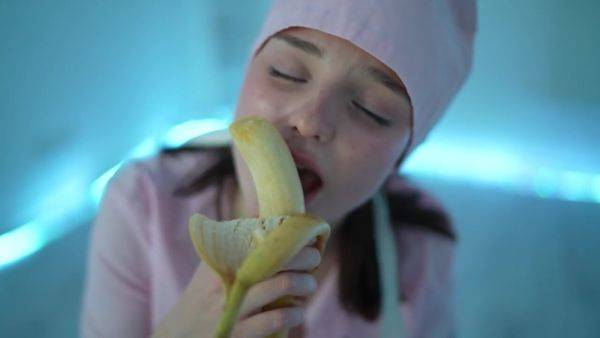 Watch uncensored clip : Young nurse and her banana