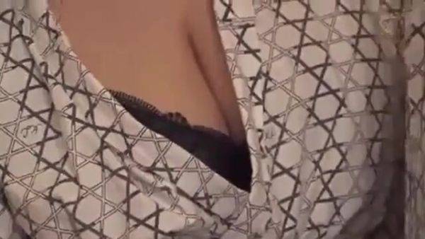 Watch this complete clip : 00799,beautiful woman in erotic mode! !