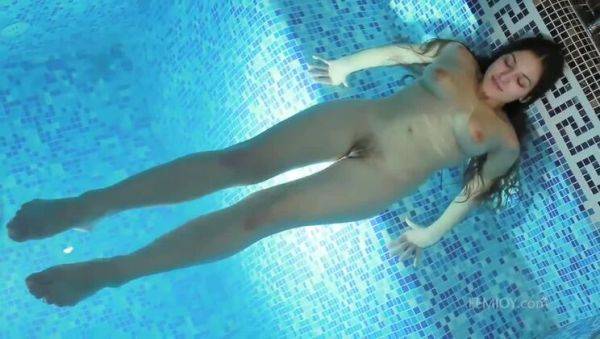 Play complete clip of : Sofie's Big Tits - Solo and Relaxed