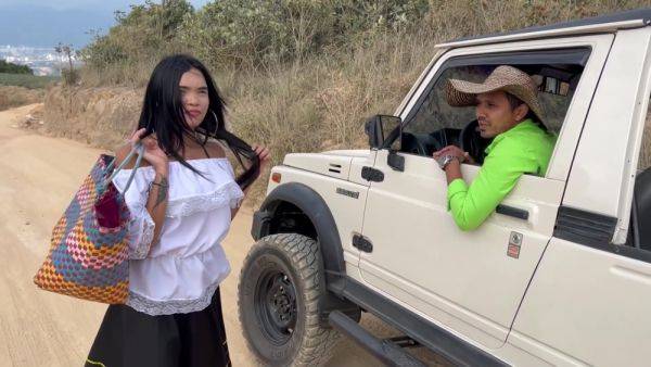 Play this HD scene called : Joven Campesina Santandereana Quiere Cosechar Pinas Y Cosecha Una Yuca Grande Rellena De Leche Crema