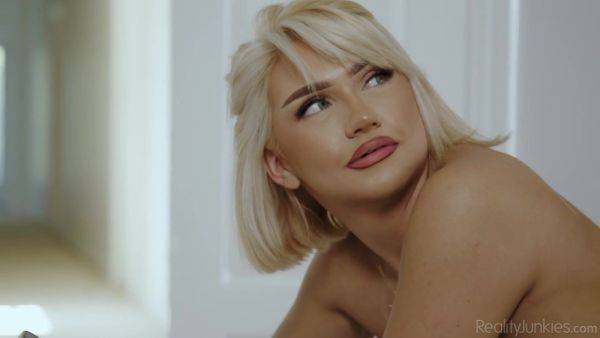 Play full movie called : Bambi Barton - pretty blonde enjoys massage hardcore - amateur hardcore