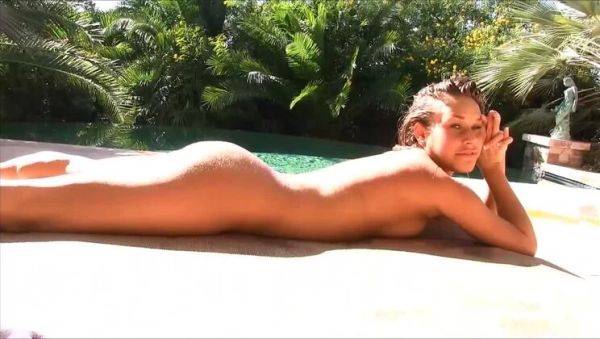 Play uncut movie named : Voyeur Session: Solo Female Nudist - Kennedy