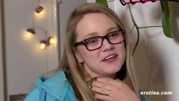 Play HD clip of : Die Heibe Holly Liebt Den Kick Und Masturbiert Im Treppenhaus