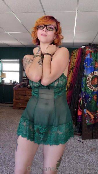 Play the uncensored video called : Amateur redhead masturbates then gives a blowjob