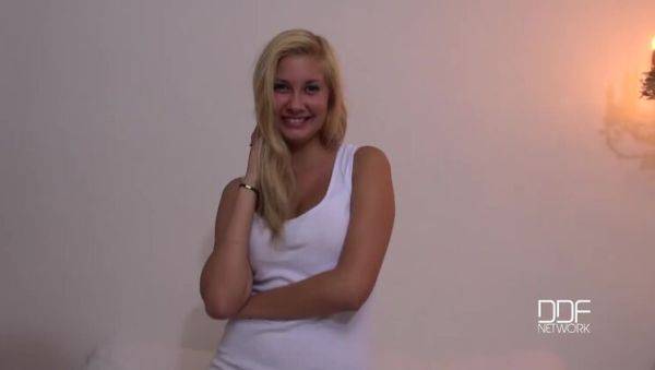 Watch the uncut video named : Sizzling Hot Encounter with Holly Belle