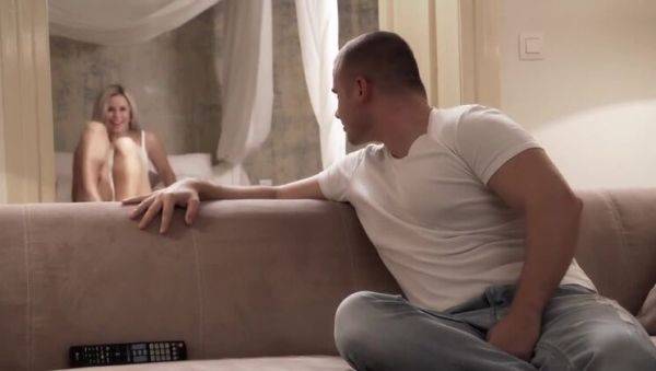 Enjoy watching the complete movie of : Susie - Blond Bombshell Handjob