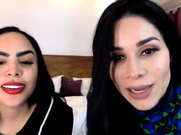 Stream the HD scene : Brunette webcam babe plays boobs