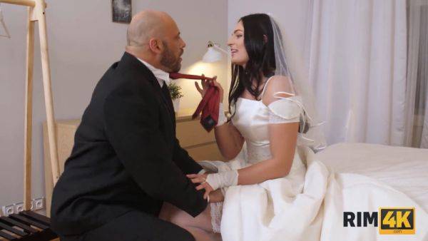 Watch leanne lace's stunning bride get her ass licked before the wedding - sexu.com - Czech Republic on pornsfind.com