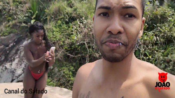 Watch the hardcore video called : Holly Bombom, Bom Bom And Joao O Safado In Bastidores Gravacao Na Praia No Rio De Janeiro 5 Min