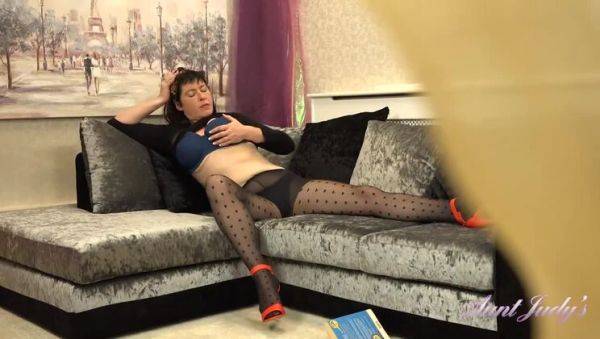 View this uncut movie named : Peeping at Curvy Aunt Janey, the Brunette MILF