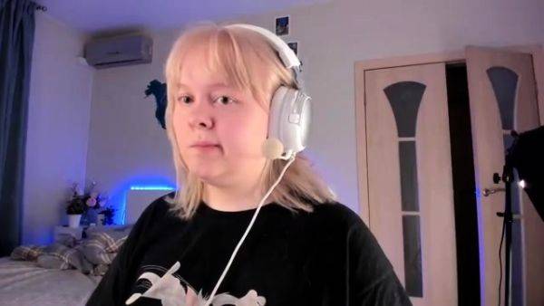 View complete movie called : Amateur Webcam Chick Masturbates On Webcam More at